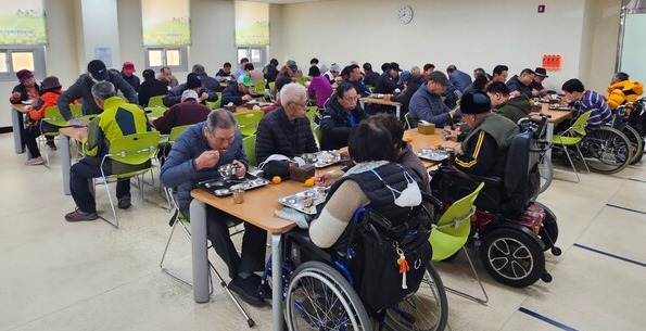 복지관 식당에서 무료 점심식사를 즐기고 있는 이용자들.
